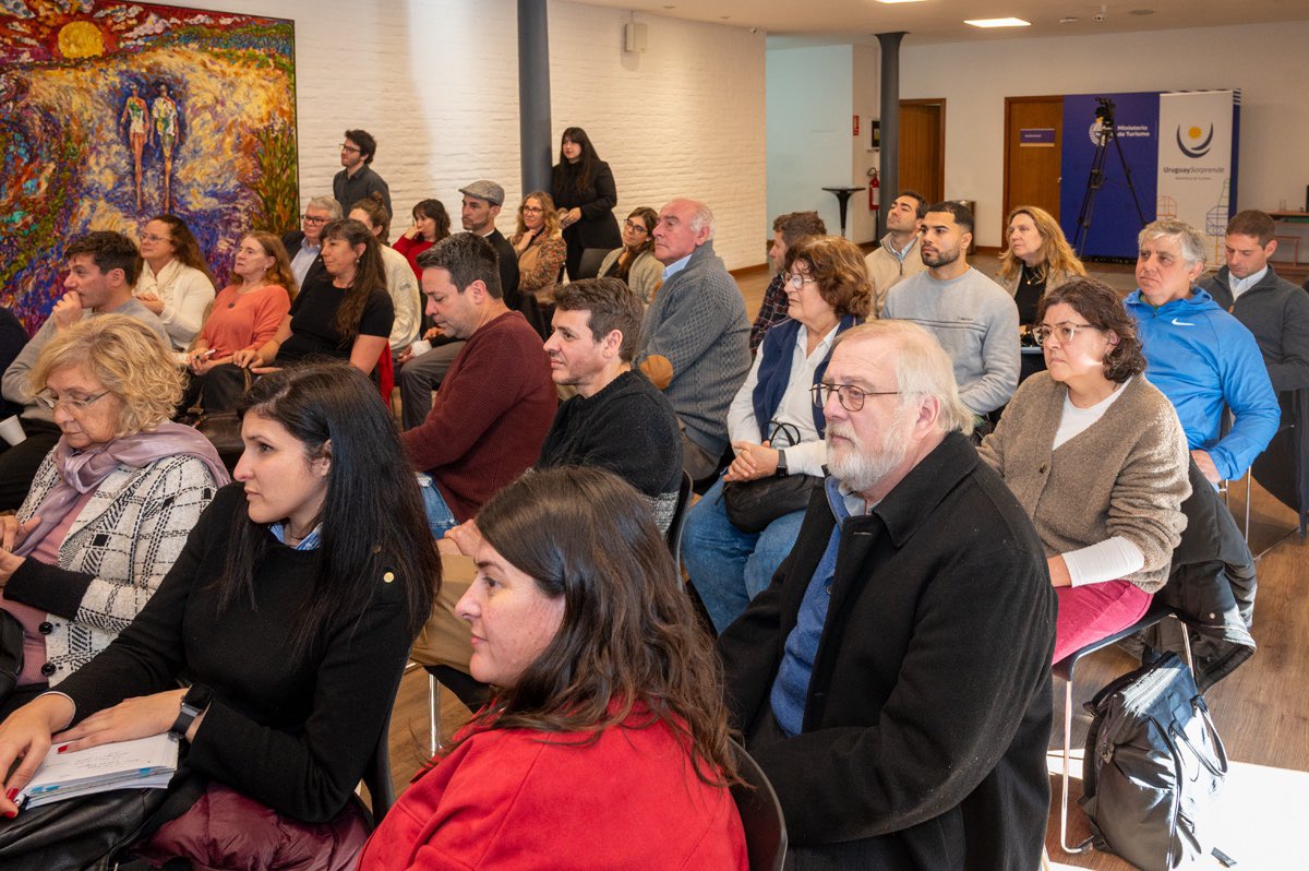 minturuy's tweet photo. ⚓️ Se llevó a cabo el Taller de Orientación dirigido a los proyectos seleccionados en el Fondo Concursable para Emprendimientos Turísticos con foco enTurismo Náutico, en el marco del Programa de Desarrollo de Destinos Turísticos Emergentes MINTUR–BID.

La convocatoria estuvo destinada a emprendimientos ubicados en la cuenca del río Santa Lucía, en los departamentos de Montevideo y Canelones, así como en el departamento de Colonia

Durante la jornada se presentaron los proyectos seleccionados, así como los mentores que acompañarán su ejecución junto a las Instituciones Patrocinadoras de Emprendimientos (IPE).

La actividad fue organizada por el Ministerio de Turismo y la Agencia Nacional de Desarrollo (ANDE), y contó con la participación de las direcciones de turismo de los departamentos de Canelones, Colonia y Montevideo.

Este espacio marca el inicio de un proceso de acompañamiento para fortalecer emprendimientos que contribuyen al desarrollo del turismo náutico y a la diversificación de la oferta turística del país.