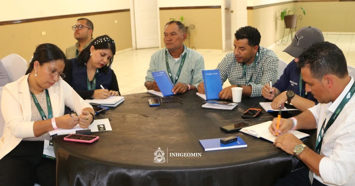 Inhgeomin_hn's tweet photo. INHGEOMIN y la AMHON capacitaron a autoridades municipales de Comayagua y La Paz en regulación minera y el uso responsable de bancos de préstamo.
#AMHON #DESAROLLOMUNICIPAL #INHGEOMIN #HONDURASVAMOSAESTARBIEN https://t.co/w7aJTecWt9