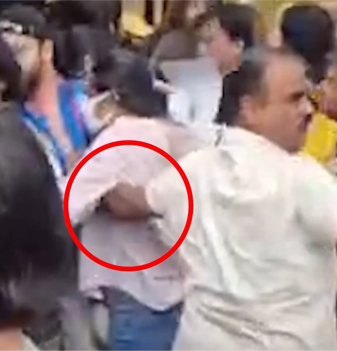 pallavict's tweet photo. Tai, aapki soch🤨🤨

See the video carefully from the beginning 

Follow the cop & the man in the blue shirt

The cop is holding the blue colour shirt of the guy

The woman is coming in the middle, trying to free the man from the police

The policeman is not even looking at her 

Even the woman has no expressions as if someone is groping her 

Mumbai Police is one of the BEST in the world 

Unko badnam mat karo🙏🙏
