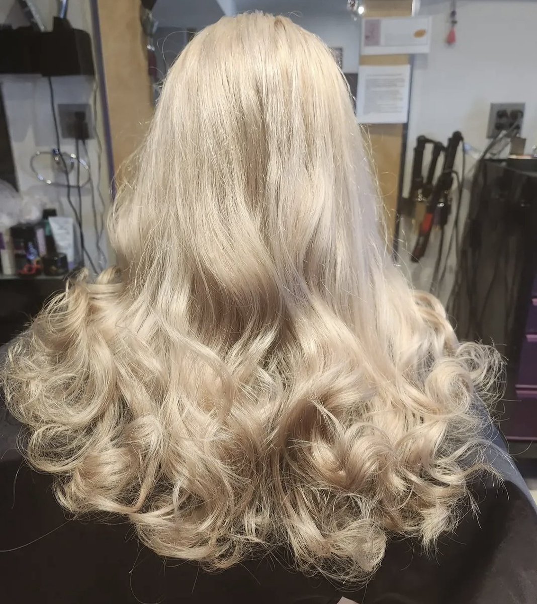 Guppypupp's tweet photo. Here's some other examples of work she's done on me.
 •Blonde with chunky silver streaks.
 •Chunky blue streaks on black hair. 
 •Blonde. https://t.co/sQbR0r7xZC