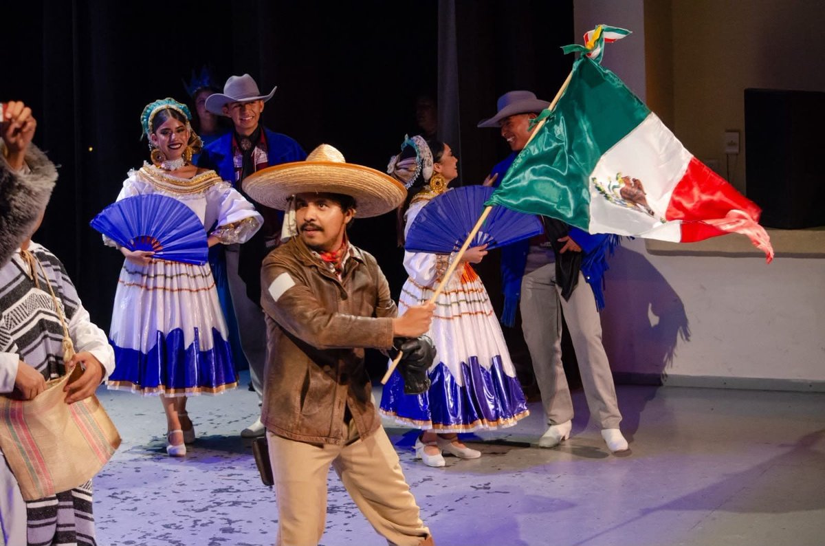 IsabelE72680795's tweet photo. #TeatroPopular la cultura es la capacidad del hombre para vivir cada vez mejor y cubrir sus diversas necesidades, entre ellas, las espirituales. https://t.co/Ka5GMTAVLh