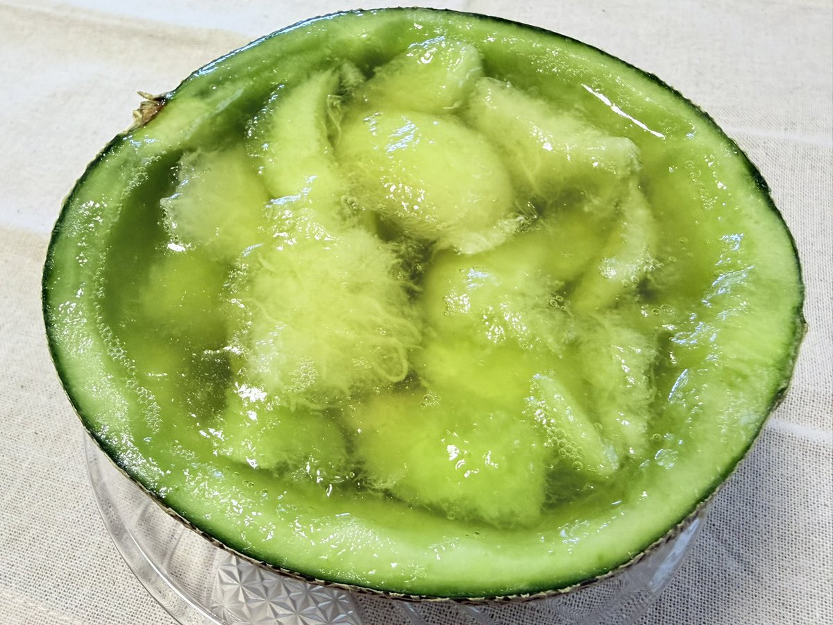 attaka_yasai's tweet photo. おはようございます☀
少し前ですが、農園のメロンの果肉をたっぷり使ってメロンゼリーを作りました🍈

メロン栽培の時期は子供達と過ごす時間がどうしても少なくなってしまうので、一年に一回のお楽しみとして、メロンを器にして果肉をたっぷり使ったゼリーを作ってます✨

暑い日が続いていますが、写真から少しでも涼やかな気持ちが皆さんに届いたら嬉しいです😊

本日も一緒に頑張りましょう🌈

#メロンゼリー