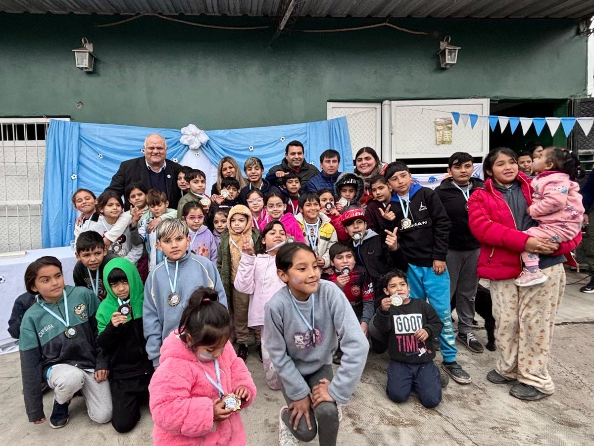 FEDEMASSOTUC's tweet photo. Vinimos a dejar un mensaje de esperanza. Mientras algunos hablan de déficit, nosotros elegimos Estado presente. Porque atrás de cada número hay una historia que merece dignidad.

Vamos a volver. 

#FedericoMasso #MerenderoRinconcitoDeAlegría #EstadoPresente #DesarrolloSocial https://t.co/p50C0NrIrJ