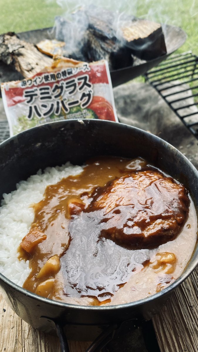 Blue_labo's tweet photo. たまにタープ泊がしたくなる

ハンギングラックはホームセンターから買ってきた杭3本

カレーはボンカレーにハンバーグ乗せ
久々の炊飯は少し焦がしてしまったけど十分食えるレベル

焚火の煙だいぶあるはずだけどブヨに4か所くわれた🦟

ハンギングラック買おうかなぁ
移動できるし https://t.co/C3YHxw5A4h