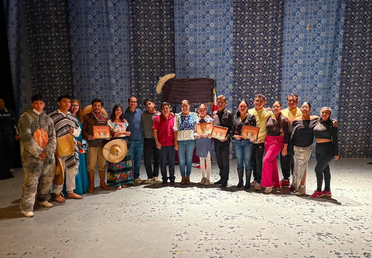 AntYucatan's tweet photo. "El teatro es político, como lo es todo lo que sucede a nuestro alrededor", afirmó Vania Mejía López al inaugurar el festival, destacando que el @AntorchaOficial defiende el arte como un derecho del pueblo y no como un privilegio. #TeatroPopular https://t.co/LrwAHary22