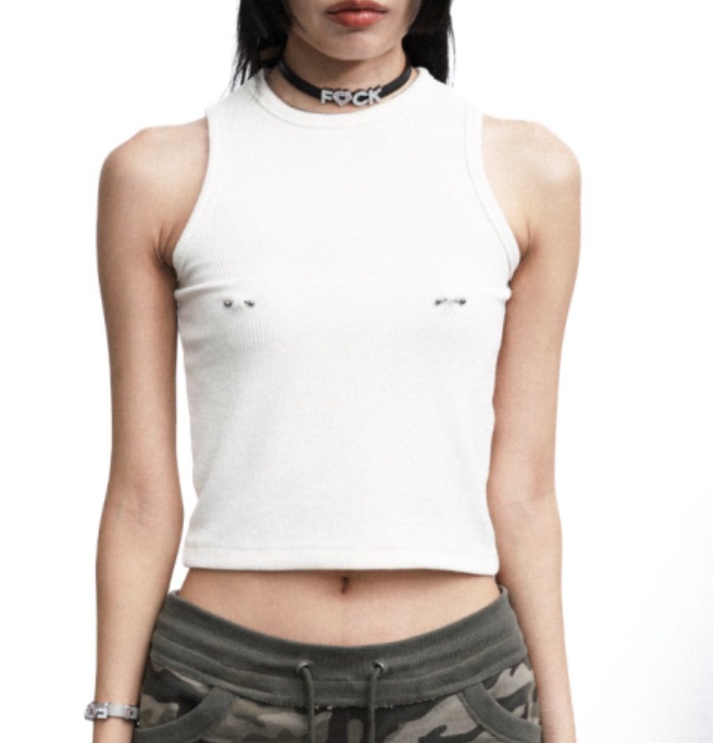 karisnupi's tweet photo. e quando a karina usou essa blusa de piercing falso no mamilo 🧎🏻‍♀️ https://t.co/Imp6U27gIQ