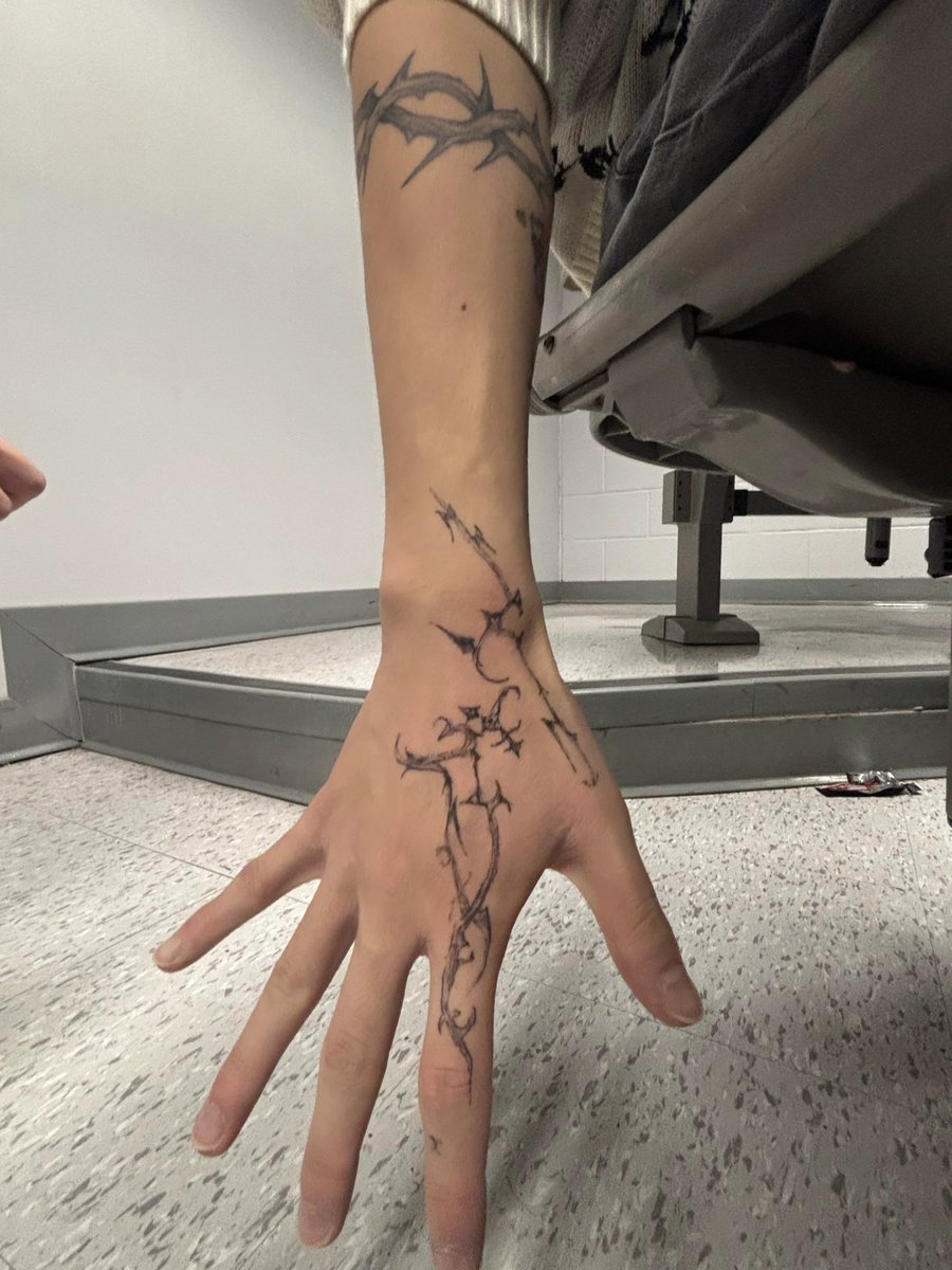 jinnieeeiio's tweet photo. Este tipo de tatuajes me encantan, están preciosos https://t.co/R45XdX3uxK