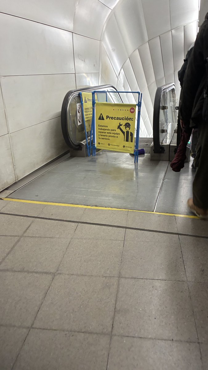 nomasabusos2020's tweet photo. @metrodesantiago un mes y todavía no la arreglan increíble línea 3 combinación línea 1 https://t.co/N6QVcutQKq