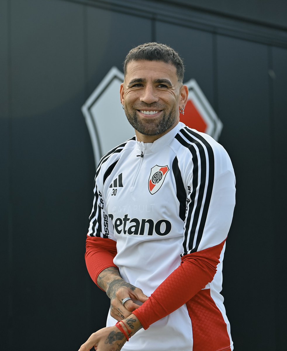 GlobalCARP's tweet photo. A River Plate fan living his dream 🤍❤️

@Notamendi30 🫡 https://t.co/a9FRXTZDFA