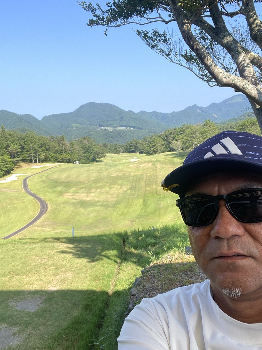 246phev's tweet photo. テレワーク中

久万高原まで上がって来ました、下界より3度ぐらい気温が低いです☀️

が、暑いです🥵
#高原ゴルフ倶楽部 https://t.co/kO5RTAqw6k
