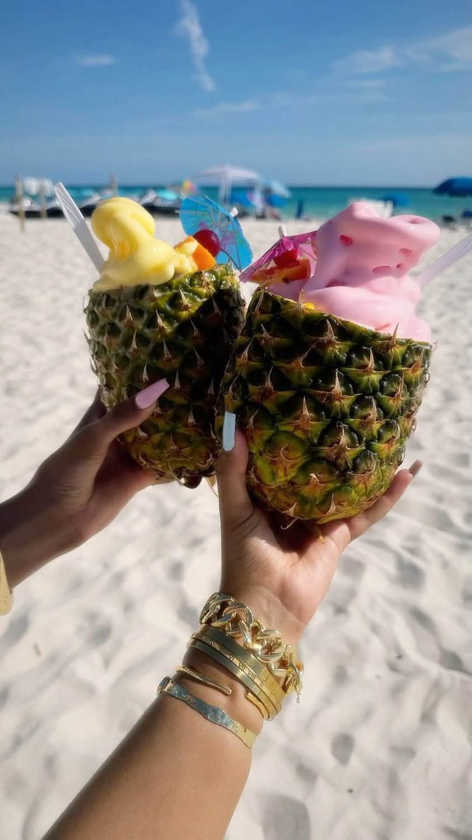 layxsnv's tweet photo. you and your girls are overdue for a beach day🤭🏖️ https://t.co/sMfu45aabQ