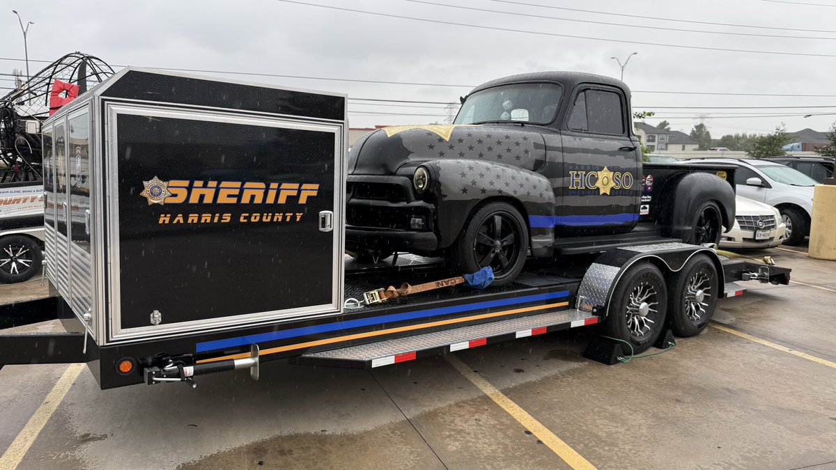 HCSOTexas's tweet photo. Deputies swapped badges for aprons at Tip-A-Cop to support @SOTexas! 💙🚓
Thank you to everyone who joined us at Texas Roadhouse in Humble and helped raise funds for year-round sports and opportunities for Special Olympics athletes. Together, we made a difference. https://t.co/uss49Xhske