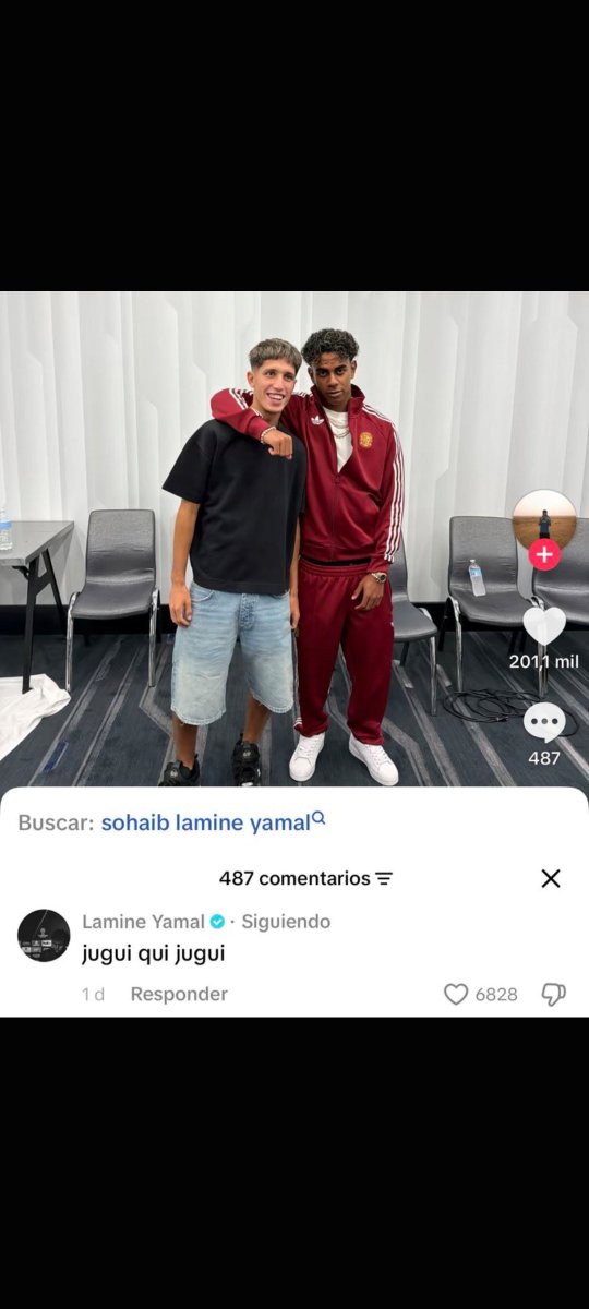 HeRoS_C4's tweet photo. @DeporteParaiso Pues ahí está el "hermano de Dani Olmo" con Lamine...😭😭😭🤣🤣 https://t.co/6Y60gUa1iA