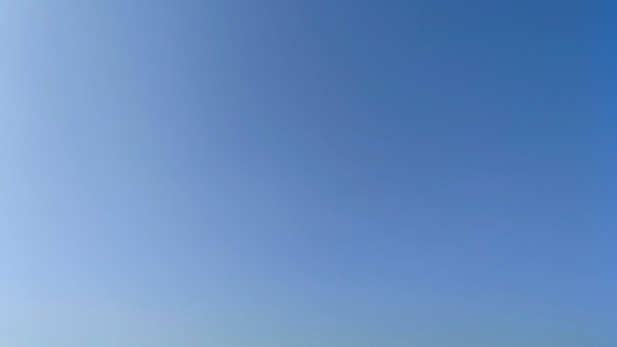 _hero_street_'s tweet photo. おはようございます。
強い日差しが肌を焼く朝です。
今日も一日晴れて厳しい暑さが続くようです。
昨日は電気を消す前に寝落ちしたらしく、煌々と明かりの灯る部屋で目が覚めました。
睡眠の質が悪いのか未だ脳が睡眠を欲していますが、ぼちぼち今日も乗り切って早めに寝てしまいたいと思います。 https://t.co/QaR6a2FLXG