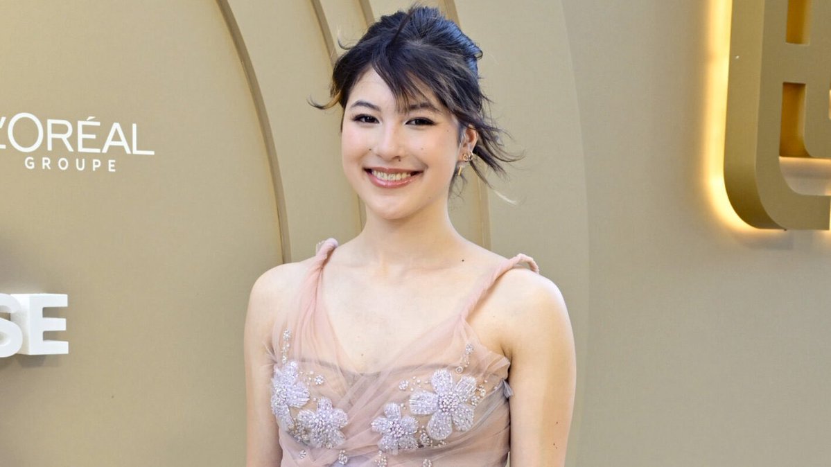AlysaLiu885's tweet photo. Let's look back at Alysa Liu's cute look at the 2025 Gold House.

 📸 Getty

#AlysaLiu #GoldGala2025 #FigureSkating #GoldHouse #CuteLook https://t.co/7p5XZYn8Gj
