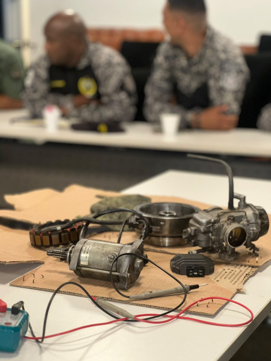 policiadepanama's tweet photo. #Linces | Reforzamos la preparación de nuestro personal con una capacitación especializada sobre el mantenimiento preventivo del sistema eléctrico de las motocicletas Suzuki DR650, impartida por ingenieros y técnicos de Suzuki a 18 mecánicos del Servicio Policial Motorizado. https://t.co/IZP68yIJ7J