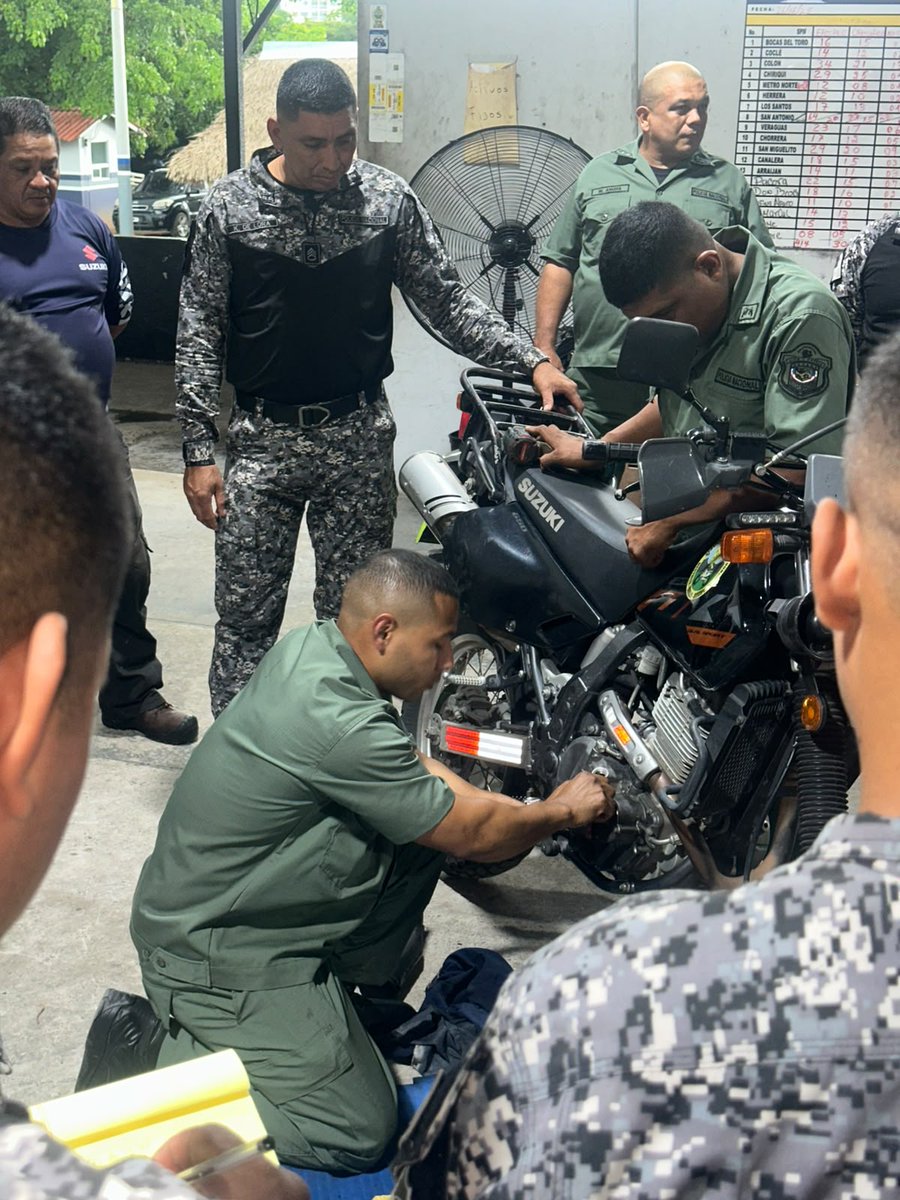 policiadepanama's tweet photo. #Linces | Reforzamos la preparación de nuestro personal con una capacitación especializada sobre el mantenimiento preventivo del sistema eléctrico de las motocicletas Suzuki DR650, impartida por ingenieros y técnicos de Suzuki a 18 mecánicos del Servicio Policial Motorizado. https://t.co/IZP68yIJ7J