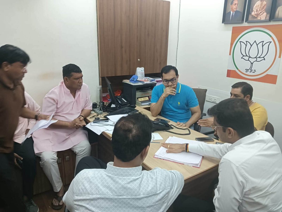 BJP4Karnavati's tweet photo. સંકટની ઘડીમાં કર્ણાવતીની જનતાની સેવા માટે 24×7 સમર્પિત ટીમ! 🌧️🙏

અવિરત વરસતા વરસાદ વચ્ચે પણ જનસેવાના સંકલ્પ સાથે ભારતીય જનતા પાર્ટી કર્ણાવતી મહાનગરના કાર્યાલય ખાતે મહાનગર અધ્યક્ષ શ્રી @PrerakshahBJP સાહેબ દ્વારા કાર્યરત કંટ્રોલ રૂમમાં રહી પરિસ્થિતિની સતત સમીક્ષા કરવામાં આવી.

જરૂરિયાતમંદ નાગરિકોને સમયસર મદદ અને રાહત મળી રહે તે માટે ભાજપાના કાર્યકરો 24×7 સેવા કાર્યમાં અવિરત જોડાયેલા છે.

જનસેવા જ અમારું ધ્યેય.

સાવચેત રહો ..સુરક્ષિત રહો ..