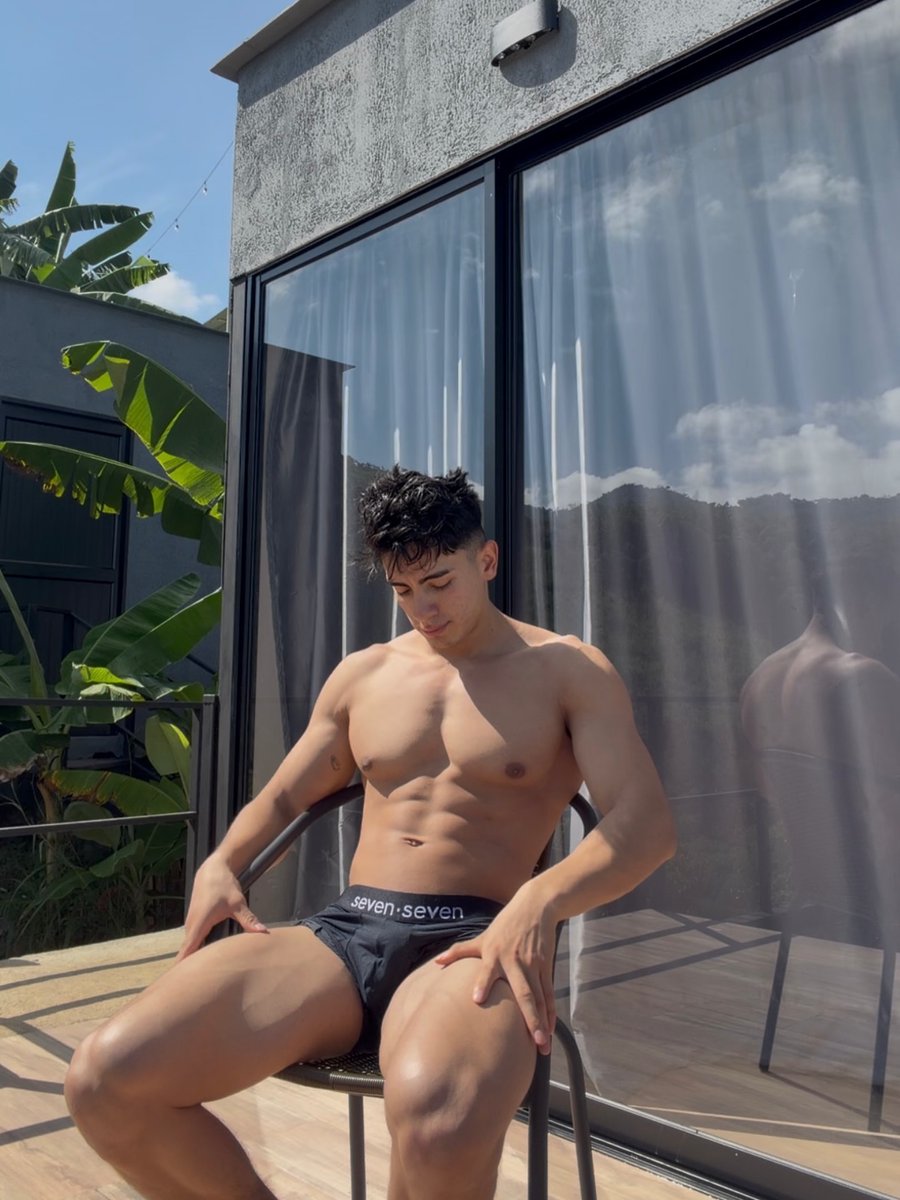 mensboobsjb's tweet photo. His muscles are so big he is so hot https://t.co/hRzw3RsLYJ