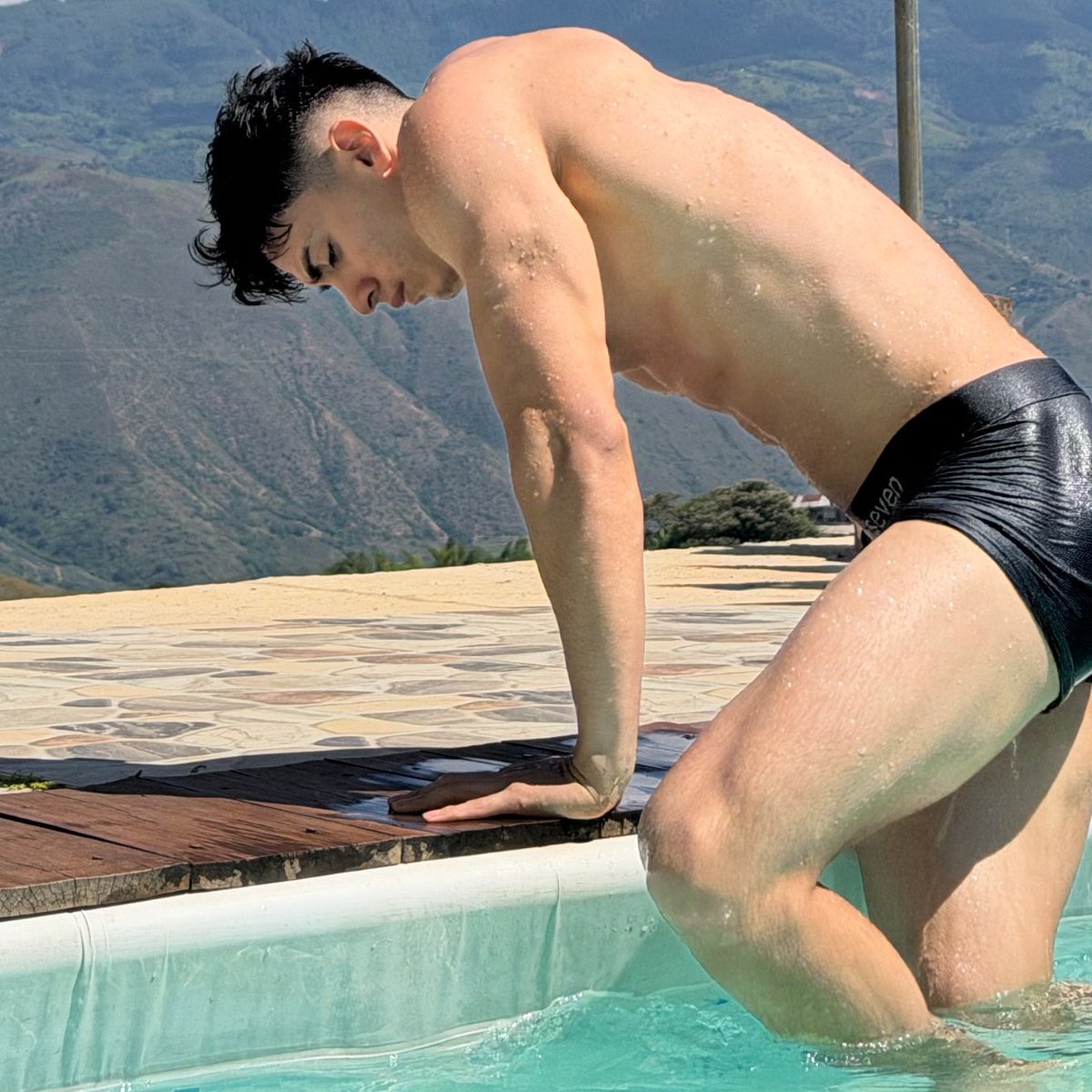 mensboobsjb's tweet photo. His muscles are so big he is so hot https://t.co/hRzw3RsLYJ