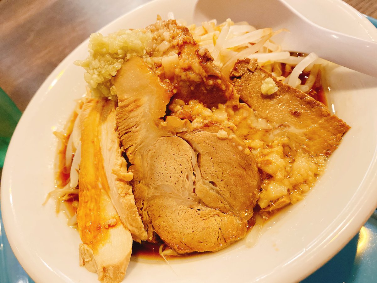 FaMZg8r9f1AS4WE's tweet photo. 皆様こんにちは😊

今日のお昼はラーメンゴクボシでゴク豚中華そばを食べました。
ニンニクたっぷり🧄スタミナつけました💪
口臭が気にならないかって？
元々臭いので逆に臭い消しになってます🤣
午後からも灼熱の現場に行って参ります☀️ https://t.co/GCvL1tb7UT