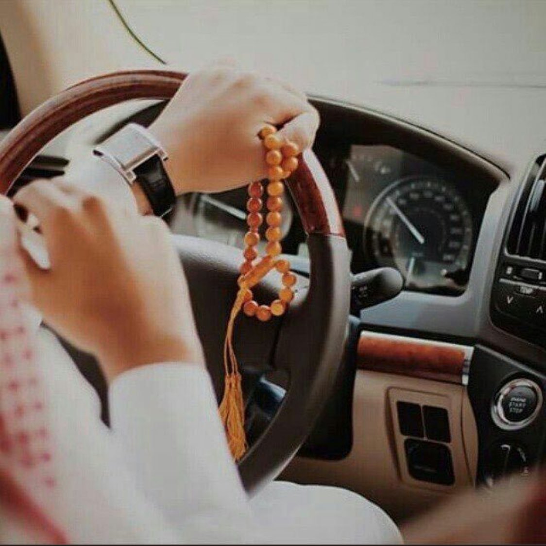 Aw31837's tweet photo. لِيت القلوب تكون مثل الاسامي 
        تبقى .. ولو طال الزمن ما تغيّر https://t.co/y46RYHk6L0