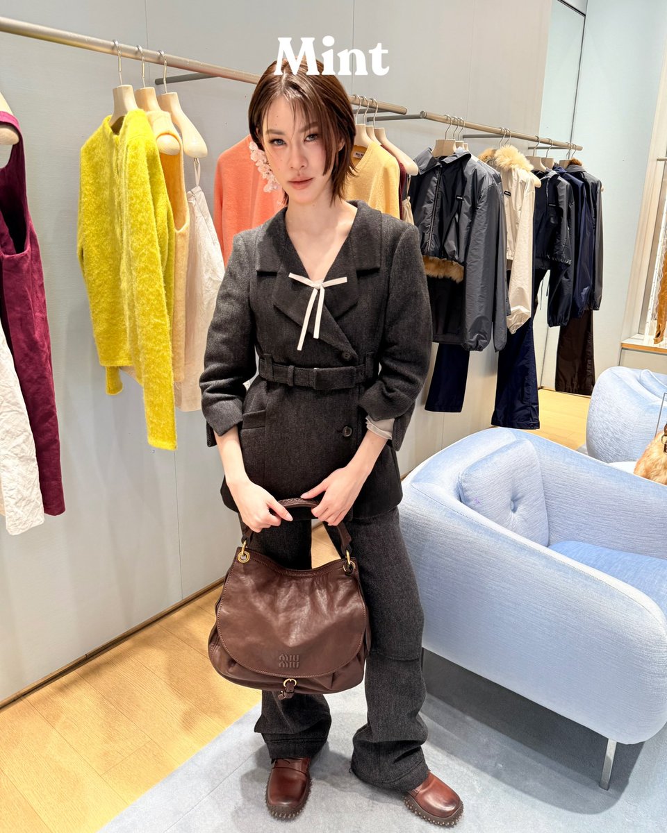 mintmag_th's tweet photo. สวยเท่ติดแกลม! สาว #เอมี่ทสร มาอัปลุคใหม่จากคอลเล็กชั่น #MiuMiu Fall-Winter 2026 ในวันนี้ที่ Miu Miu Siam Paragon ไม่ว่าจะลุคไหนสาวเอมี่ก็เอาอยู่ทุกลุค 💚

#emiamily
#MiuMiu #MiuMiuFW26 
#MintMagTH https://t.co/wRqs5yhKzf