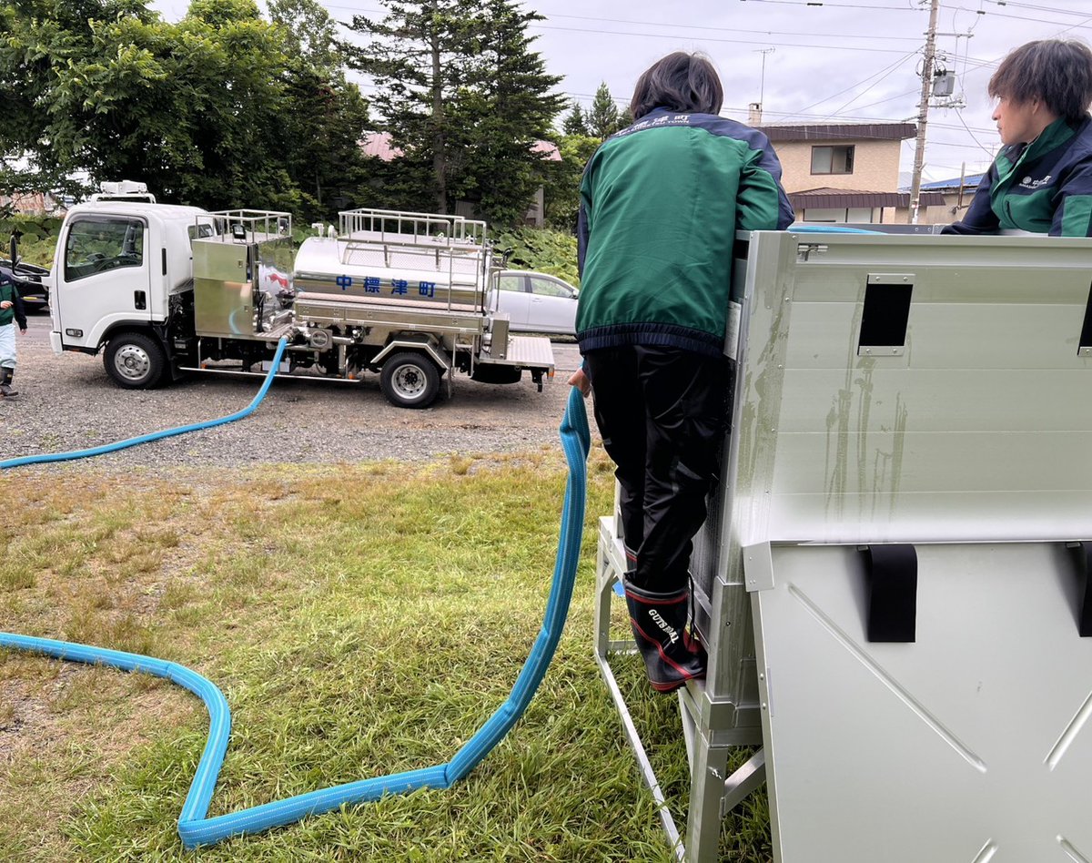 nakashibetsu_t's tweet photo. 【中標津町からのお知らせ】
昨日、根室市で発生した断水により、中標津町から給水車及び職員を派遣し、給水活動を実施しています。
また、町から給水袋、ペットボトル水、災害用トイレ等の防災備蓄用品の支援を行っています。 https://t.co/htxeqwjl6C