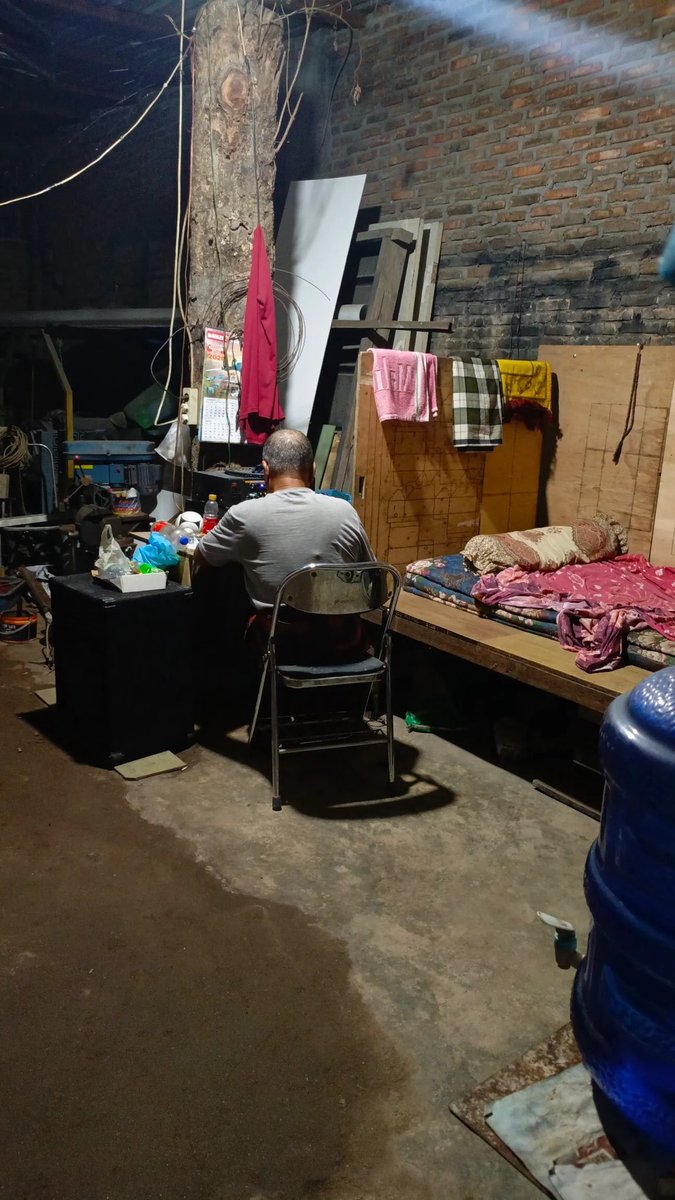 Ibupkkcerewet's tweet photo. Ini wak poy.
Tukang service elektronik di daerahku.
Ongkosnya juga murah, cuma 10-15rb.
Beliau dulu selalu berdua sama istrinya, tapi Qodarullah istrinya sudah berpulang duluan.
Ada yang unik sama wak poy ini.
Beliau katarak, jarak pandang terbatas, jadi kalau perbaiki barang yang printilannya kecil, beliau pakai kaca pembesar yang warnanya aja udah kuning bgt.
Tadi malam wakpoy datang dengan tertatih.
Padahal wakpoy terkenal tertutup.
Wakpoy datang meminta tolong sepiring nasi dan izin-￼

- izin wudhu karena di gudang tempat wakpoy tinggal, air diputus sama pemilik.
Setelah wudhu dan dibekali nasi, wakpoy diantar suami pulang karena kami tau, wakpoy jalan aja meraba raba.
Kaki wakpoy juga bengkak karena asam urat.
Kami tanya "wak nggak beli obat?"
Wakpoy bilang lagi sepi nggak ada yang dateng udah seminggu.
Suami sempat foto keadaan tempat tinggal wakpoy.
Aku nangis bgt. 😭
Pengen kasih lebih, tapi aku dan suami juga lagi krisis.
Semoga lancar rezeki wakpoy kedepannya. Aamiin￼

cc : mama ciyo disini