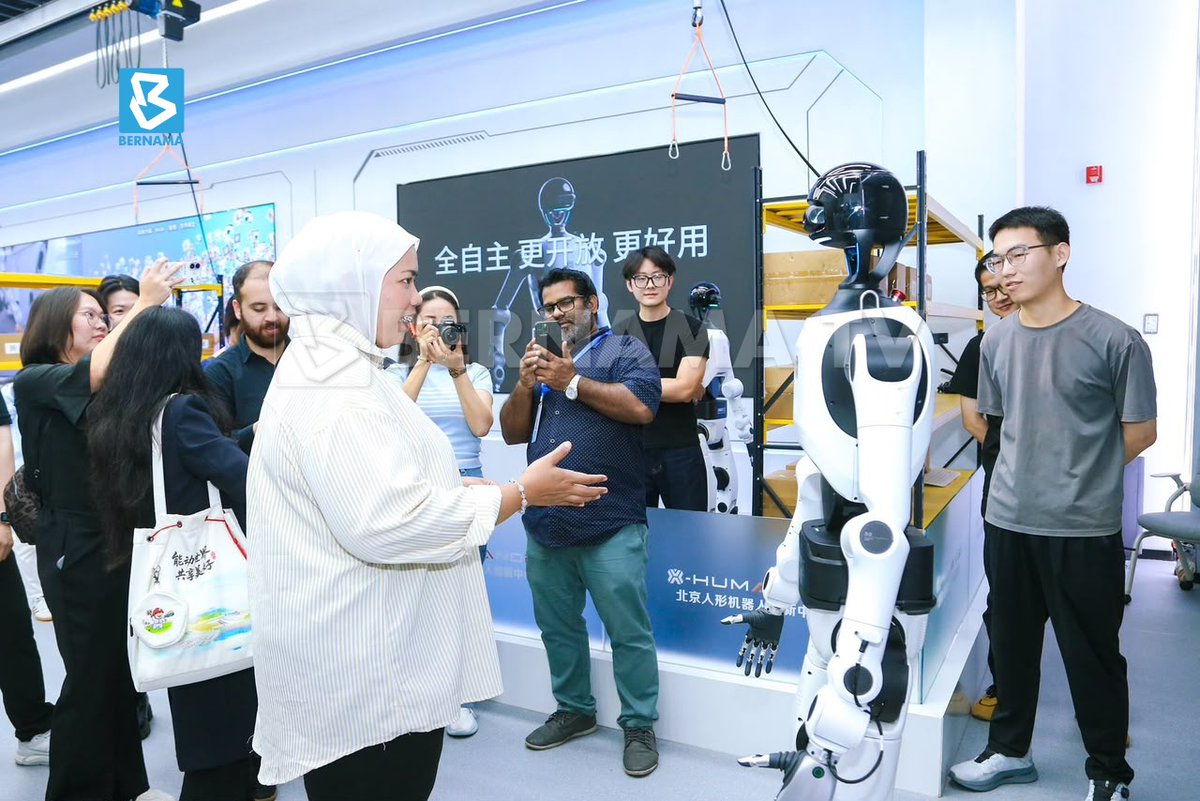 BernamaTV's tweet photo. From humanoid robots capable of interacting with people to cutting-edge AI innovations, the visit showcased how robotics is shaping the future.
📷 Zanariah Nor Zin
#APMP #APMP100 #BERNAMATV #APMPMediaInsights #HumanoidRobots #China #Innovation https://t.co/BEjjV07CSY