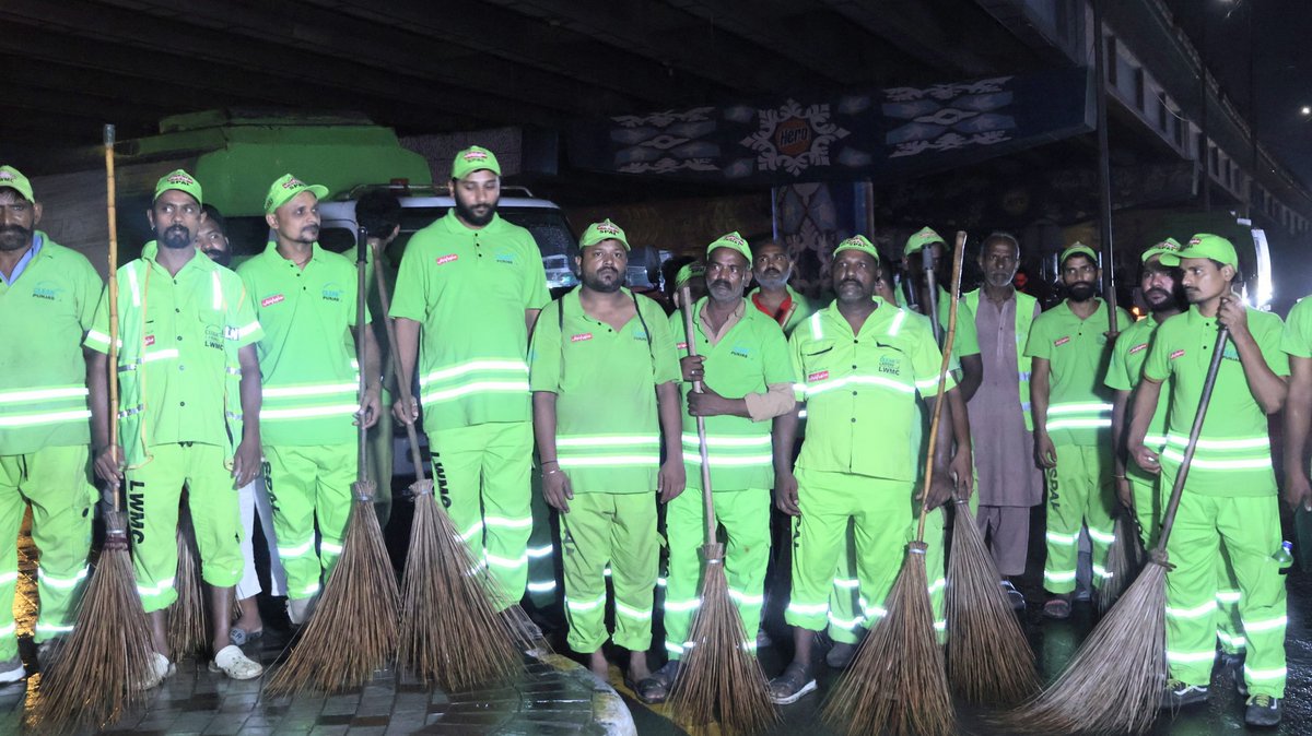 DGSuthraPunjab's tweet photo. Visited Thokar Niaz Baig during the night operation to review post-rain clean-up activities and assess the pace of field operations.
Directed all teams to expedite mechanical sweeping and washing across major roads, underpasses, pedestrian bridges, and other key public spaces
1/2 https://t.co/h9DruRmEgu