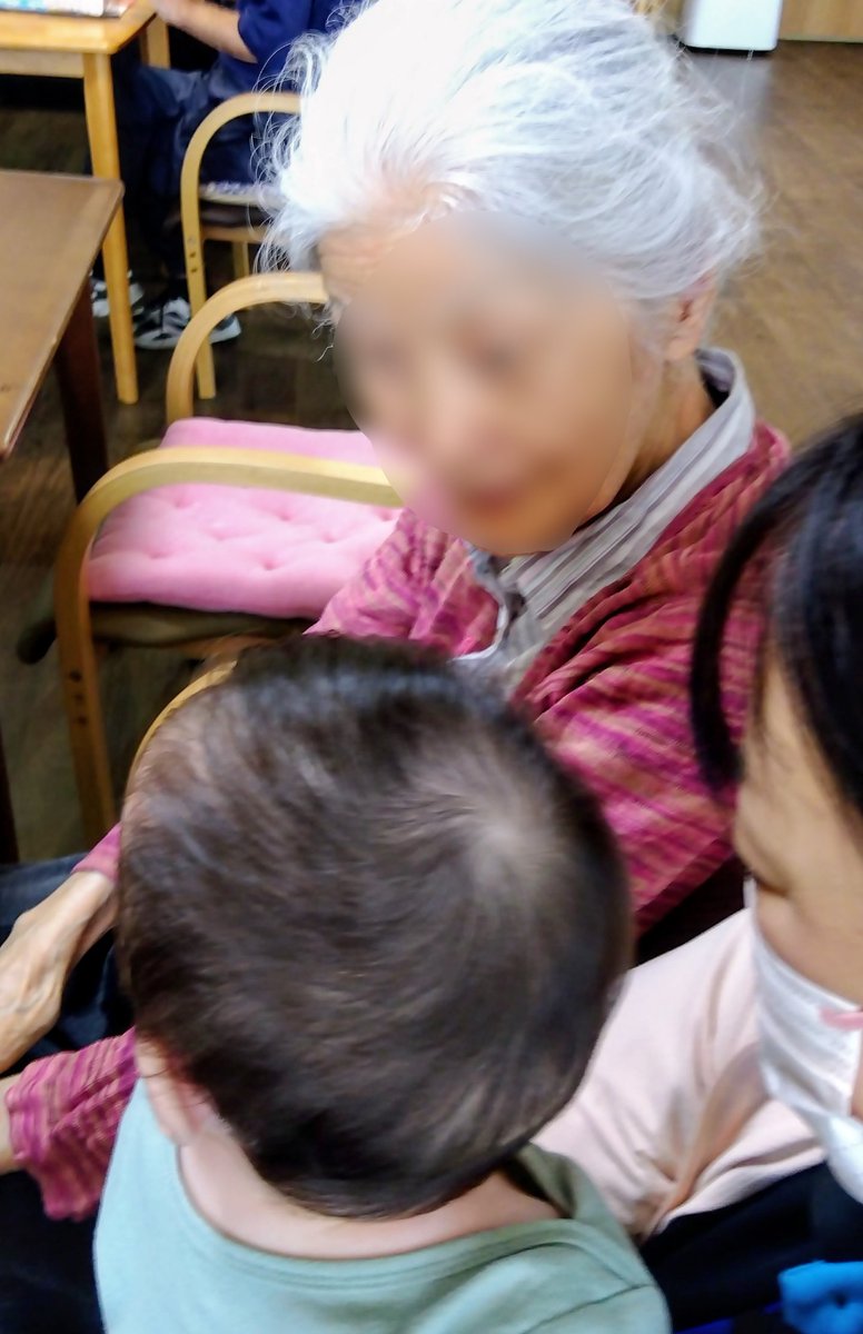 suzakien's tweet photo. 7月3日
【赤ちゃんとの交流】
ふきのとうさんから赤ちゃんが遊びに来てくれました。
赤ちゃんを見つめる、優しいまなざしが印象的でした。 https://t.co/tEroeHYQN3