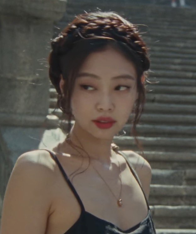 jenfilesx's tweet photo. OBSESSED WITH THIS JENNIE LOOK https://t.co/rwWaP3Axlq