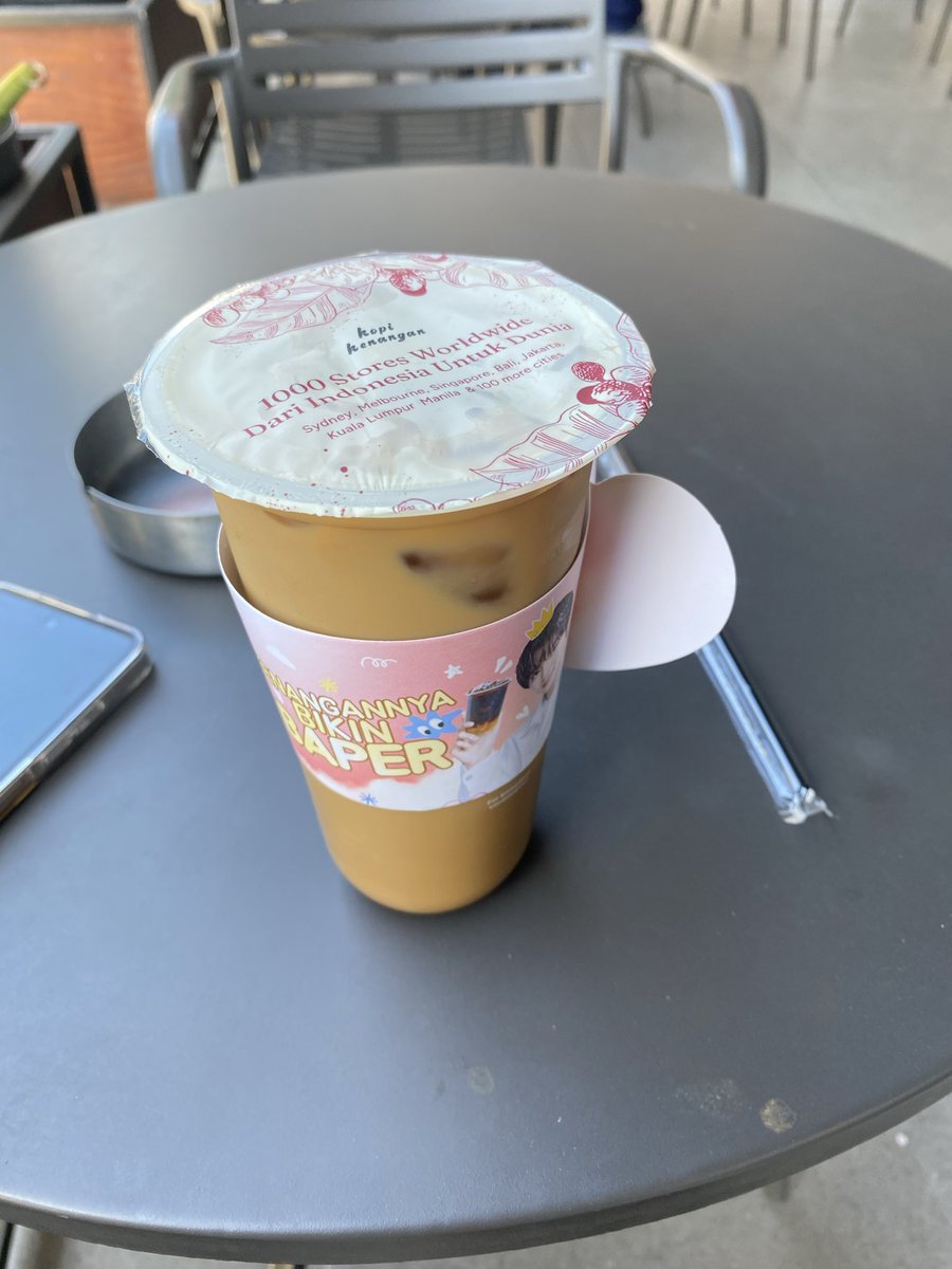 Dechalue's tweet photo. beli yang korean banana latte🍌🍌🙆‍♀️

#KopiKenanganxNCTHAECHAN
 #HAECHAN https://t.co/mXlp56SztP
