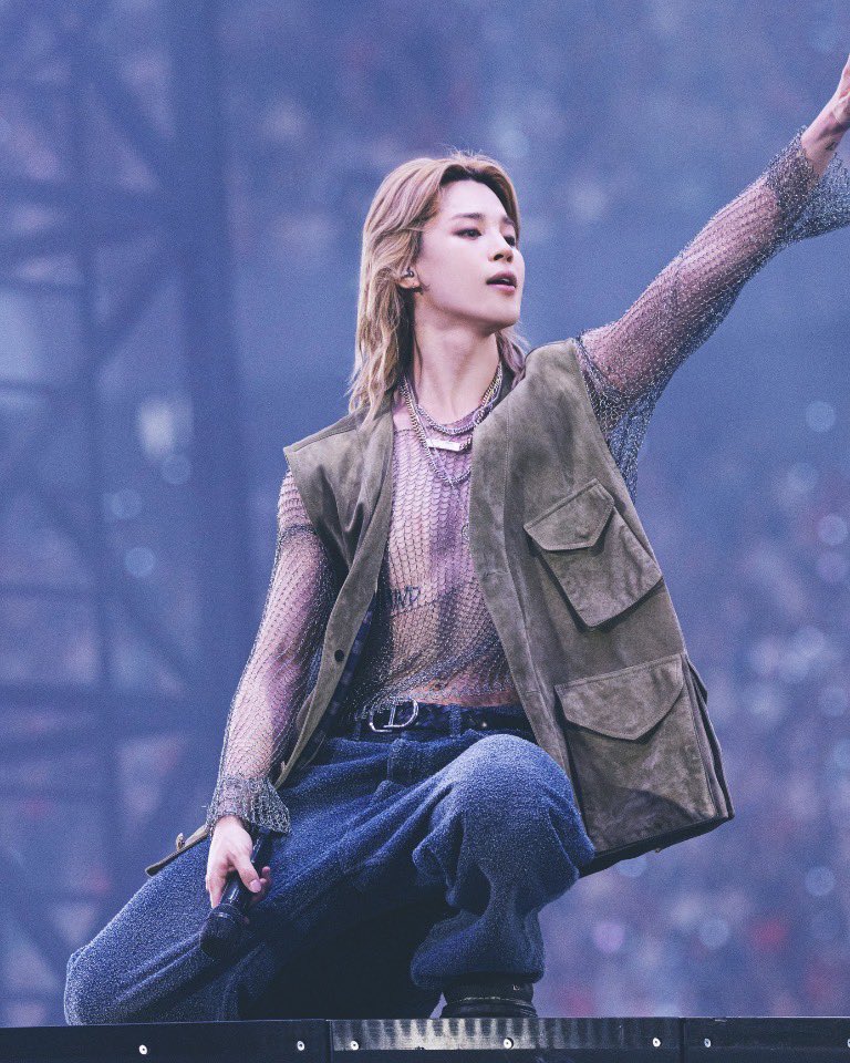 LOfficielThai's tweet photo. #StarStyle Jimin ปรากฏตัวในลุคจาก #Dior ตลอดสองวันของคอนเสิร์ต BTS ณ Stade de France กรุงปารีส กับหลากหลายโททัลลุคที่สะท้อนคาแรกเตอร์แตกต่างกัน ตั้งแต่เสื้อผ้าทรงเทเลอริงไปจนถึงแจ็กเก็ตหนัง โดดเด่นด้วยสไตล์บนเวทีอันเป็นเอกลักษณ์จากเมซง Dior

#LOfficielThailand
#Jimin https://t.co/uOGfnSJGcF