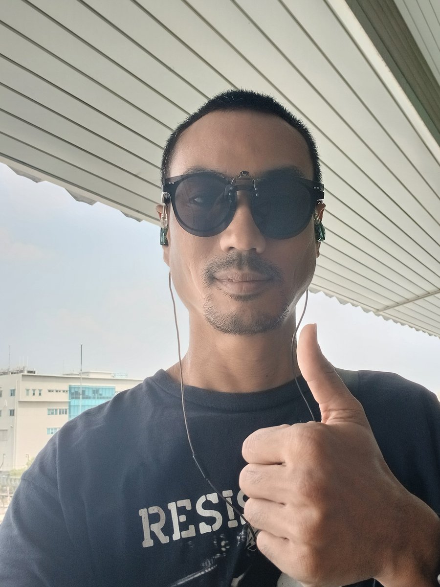 karf1anda's tweet photo. Kalo matahari lagi terik jangan lupa pake kacamata item guys biar ngga kena katarak pas udeh toku #BudayakanPakaiKacaMataHitam #OrangPakaiKacaMataHitamBukanBerartiDiaSombong #OakleyNgentot #SafetyWithStyle cc  @jokowi https://t.co/QDTJsr3ZEf