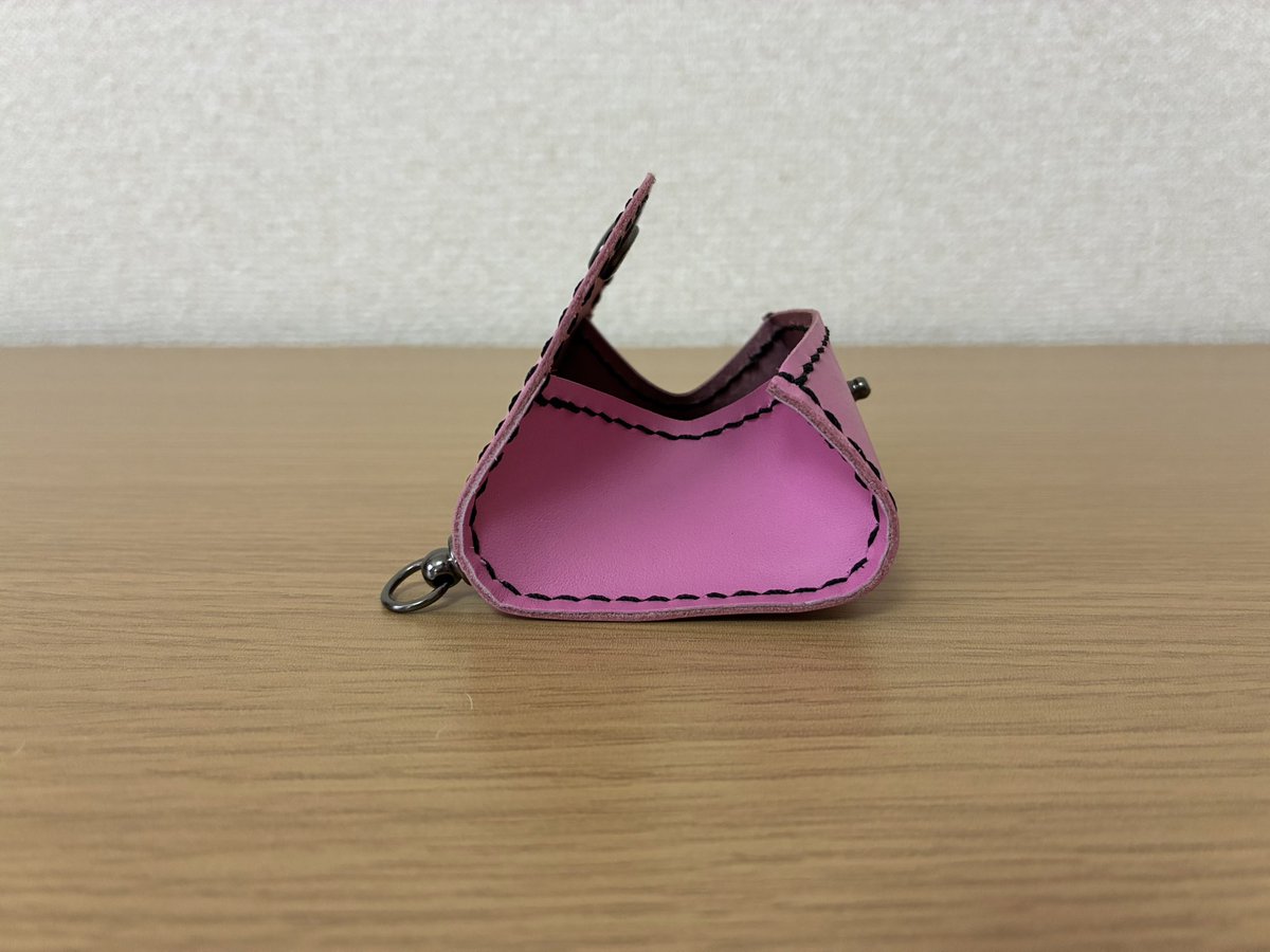 yuu_code_red's tweet photo. コインケースを出品しました。
ご覧いただけると嬉しいです。

鮮やかなピンクの革に、キュートな黒ステッチとシックな黒ニッケルの金具が映えるデザインです。
 甘すぎずクールさもある配色で、大人のかわいさを演出します。 https://t.co/r4omYBtklW