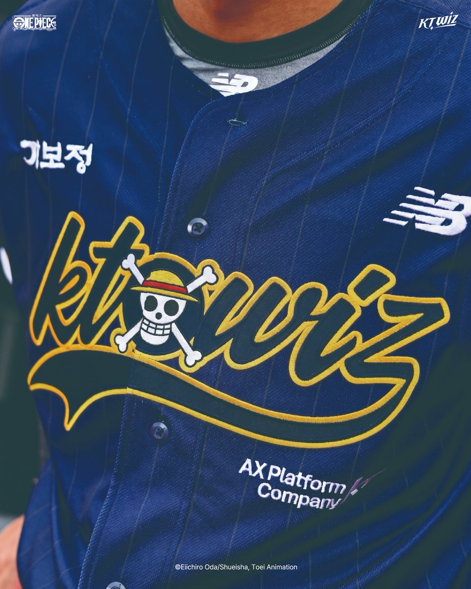ONEPIECE_KR_'s tweet photo. 🏴‍☠️ 【kt wiz I ONE PIECE】

밀짚모자 일당과 여정을 함께할
kt wiz l ONE PIECE 어센틱 유니폼 공개!

선수들이 직접 착용한 스페셜 화보를 통해
마법같은 항해의 시작을 만나보세요👊

📅 판매 일정
2026. 7. 31.(금) 16:30
kt wiz 온·오프라인 스토어 동시 오픈

#ktwiz #원피스 #ONEPIECE https://t.co/6Rh8KR7lAP