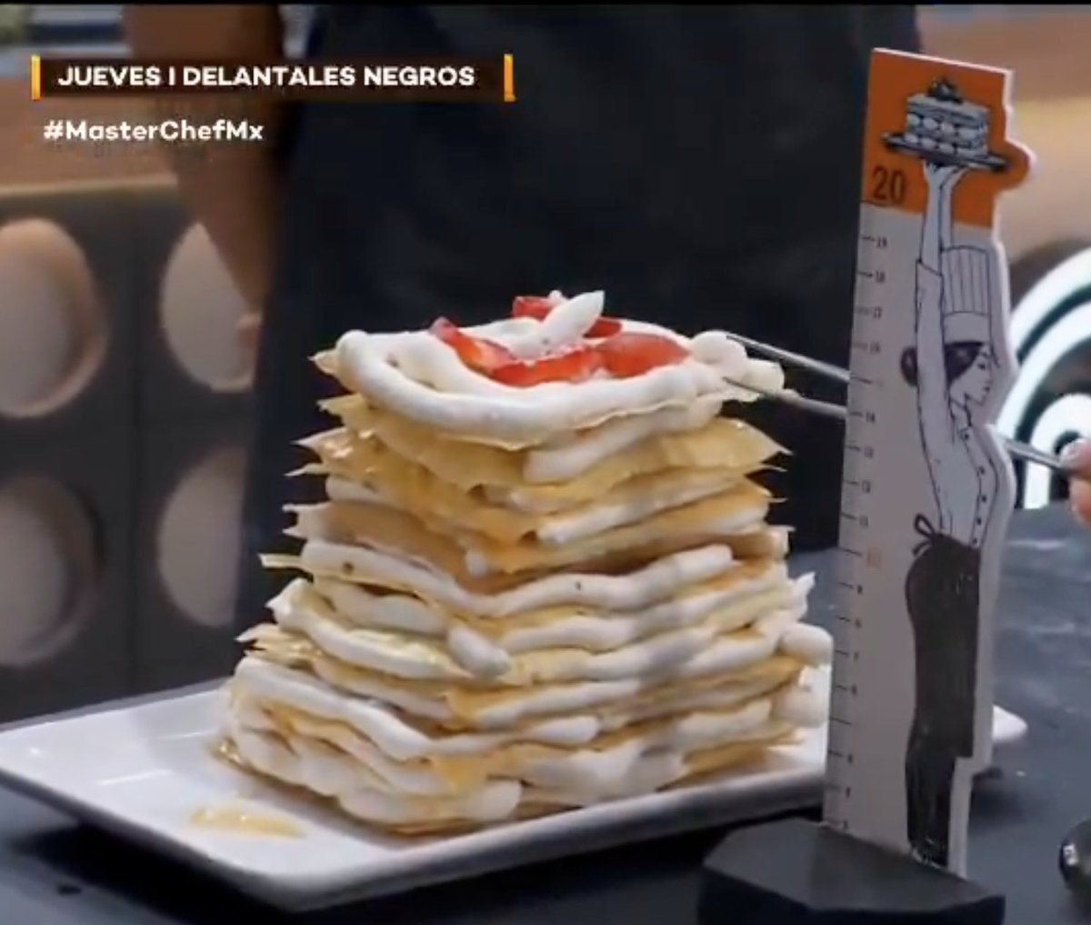 mon_vegan's tweet photo. @Noomeejodas @MasterChefMx El de Claudia llegó al 14 el 15 es CREMA PASTELERA pero obvio aquí no van bajarla como a Julio porque harían quedar mal a la chef. #fraudemasterchefmx @ESMEOFICIAL @_lesliegallardo El de Carmen por el tiempo si cambia como el otro día las nieves. https://t.co/vADQW4LFzJ