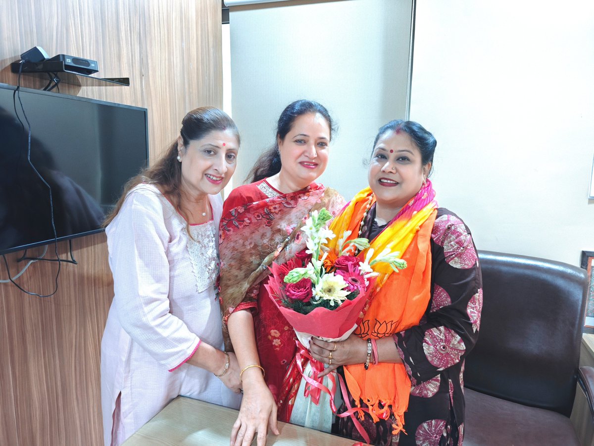 sonakumari07's tweet photo. @BJP4Delhi प्रदेश कार्यालय में विभिन्न क्षेत्रों से आए सम्मानित कार्यकर्ताओं एवं साथियों ने दिल्ली प्रदेश उपाध्यक्ष का दायित्व मिलने पर शुभकामनाएँ एवं स्नेहपूर्ण बधाई देकर मेरा उत्साहवर्धन किया।

आप सभी का हृदय से धन्यवाद एवं आभार।🙏

#संगठन
#सोना_कुमारी
#भारतीय_जनता_पार्टी https://t.co/6ahtEhrzjg