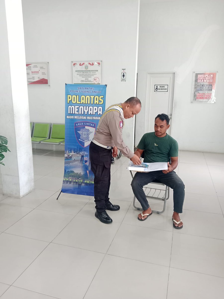 Lantastebing's tweet photo. Polantas menyapa
Personel Satlantas Polres Tebing Tinggi Memberikan informasi Pelayanan kepada masyarakat wajib pajak Pada Samsat Tebing Tinggi. https://t.co/jt6zFHjhQP