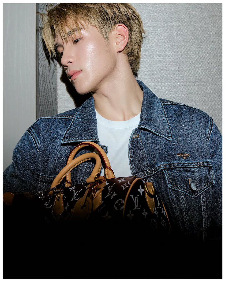 iconsiam's tweet photo. โฟร์ท ณัฐวรรธน์ หยิบ Speedy P9 Bandoulière 40 สี Rouge มาอยู่กับเสื้อยืดขาวและ Sequin Signature Denim Jacket แจ็กเก็ตเดนิมทรงคลาสสิกที่ซ่อนเลื่อมรูป LV Circle ไว้ทั่วตัว พอเจอแสงจึงมีประกายเล็ก ๆ โผล่ขึ้นมาเป็นระยะ ทำให้เดนิมตัวเดิมดูสนุกขึ้นโดยไม่ต้องใส่อะไรเพิ่มมากมาย

ช่วงล่างเปลี่ยนจากยีนมาเป็น Monogram Silk Pajama Pants สีน้ำเงินกรมท่า เนื้อผ้าไหมทิ้งตัวและขยับไปกับท่านั่ง เห็นลาย Spaced Monogram สีขาวตลอดทั้งตัว ก่อนจบลุคด้วยถุงเท้าขาวและโลเฟอร์หนังดำ เป็นส่วนผสมระหว่างเสื้อผ้าสบาย ๆ กับรายละเอียดที่ตั้งใจเลือก

Speedy P9 สีแดงจึงรับหน้าที่เป็นจุดสีหลัก ตัวกระเป๋าทำจากหนังลูกวัวเนื้อนุ่ม พิมพ์ Monogram สีขาวด้วยเทคนิคซิลก์สกรีน และตัดด้วยหูหิ้วหนังสีธรรมชาติ โฟร์ททั้งยกขึ้นมาข้างใบหน้า วางไว้ข้างตัว และกอดไว้บนตัก กระเป๋าเลยเคลื่อนไปกับภาพทุกเฟรม ไม่ได้ถูกวางนิ่ง ๆ เพื่อรอถ่ายเพียงอย่างเดียว

ส่วนเพื่อนร่วมเฟรมที่แย่งซีนอยู่ไม่น้อยคือ LV Louis Bear Bag Charm สีดำ เจ้าหมีสวมแจ็กเก็ตหนัง แว่นกันแดด และหมวกใบเล็ก เกาะอยู่หน้ากระเป๋าด้วยท่าทีจริงจังเกินตัว พอมาอยู่กับรอยยิ้มของโฟร์ท ภาพชุดนี้จึงมีอารมณ์เหมือนทั้งคู่แต่งตัวแล้วชวนกันออกมาเดินเล่น คนหนึ่งถือกระเป๋า อีกตัวรับหน้าที่สร้างเรื่องตลอดทาง

ตามหาแรงบันดาลใจ แมตช์สไตล์ที่ใช่ ได้ที่ Louis Vuitton ICONLUXE ชั้น M, ICONSIAM

#FourthNattawat #LouisVuittonxFourth #LouisVuitton #SpeedyP9 #ICONLUXE #ICONSIAM