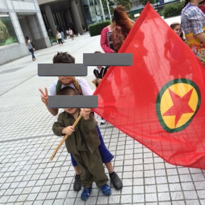 ishiitakaaki's tweet photo. はい、日本でテロ組織の旗を振らせるのは、トルコと日本に対する一種の宣戦布告です。学校もまともに言っていない集団ですが、挑発行為をしていると認識する知能ぐらいは、クルド人にあるでしょう　＃埼玉クルド人問題 https://t.co/nXEyIBsp4V