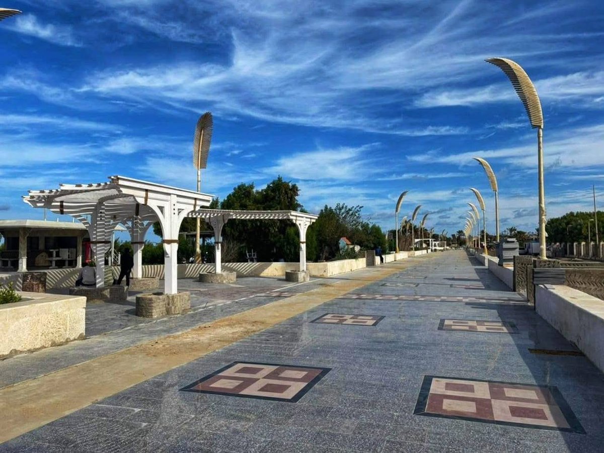 M7rusa's tweet photo. أنا مش عارفة اجيبها للاسكندرانية ازاي والله، بس الحكومة لما حاولت تخصخص نتفة من شواطئ بورسعيد، الشعب البورسعيدي اتحرك أغنيا وفقرا ورفض ده رفض قاطع وقام باني ممشى بطول البحر من أوله لآخره يفصل بين كل الفنادق والمنتجعات وبين حرم الشاطئ، عشان يمنع حد يفكر مستقبلاً يعتدي على حرمة الشاطئ، والنتيجة كل الفنادق بتقف قبل الممشى وقبل حرم الشاطئ والبحر بتاعنا 💚