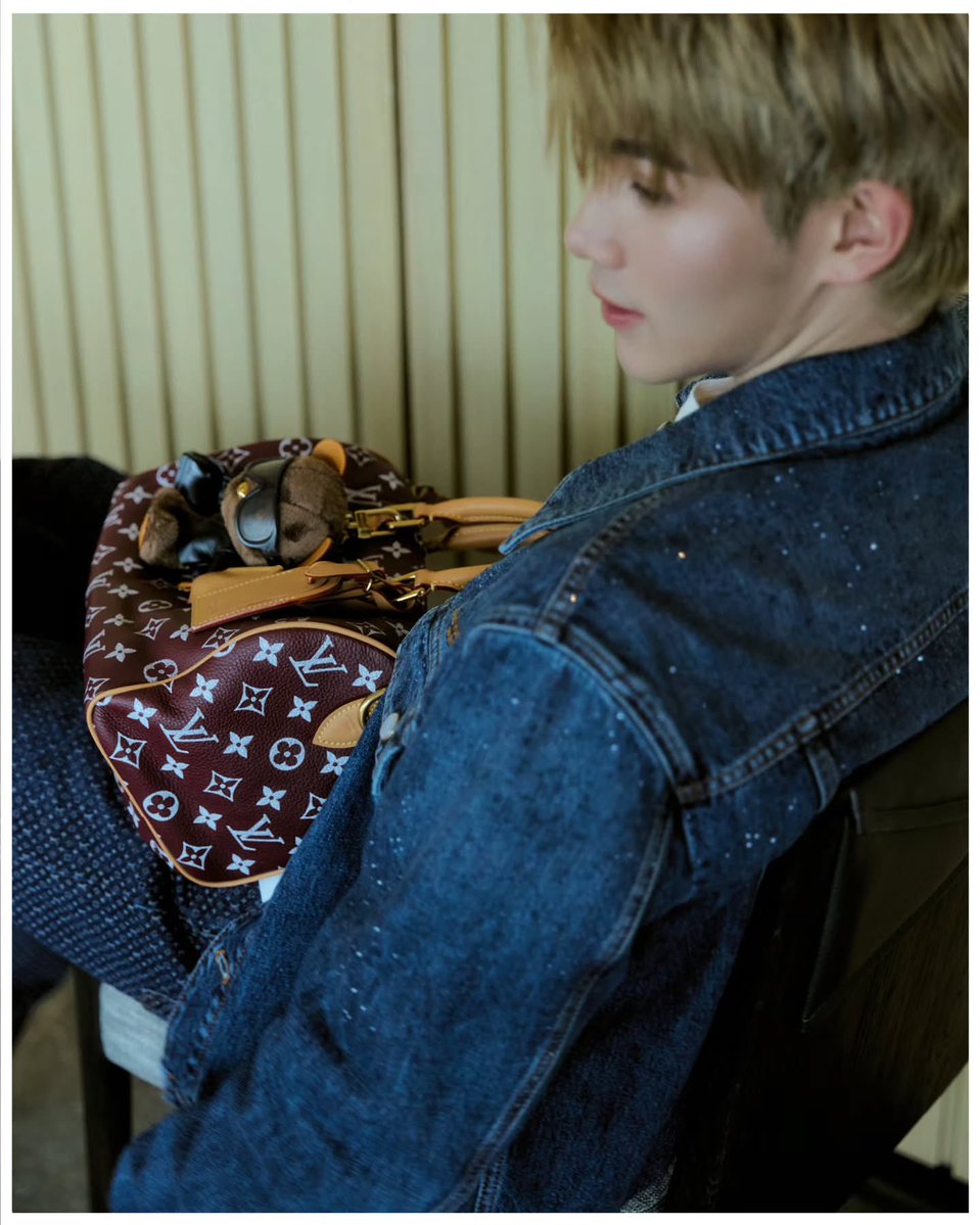 iconsiam's tweet photo. โฟร์ท ณัฐวรรธน์ หยิบ Speedy P9 Bandoulière 40 สี Rouge มาอยู่กับเสื้อยืดขาวและ Sequin Signature Denim Jacket แจ็กเก็ตเดนิมทรงคลาสสิกที่ซ่อนเลื่อมรูป LV Circle ไว้ทั่วตัว พอเจอแสงจึงมีประกายเล็ก ๆ โผล่ขึ้นมาเป็นระยะ ทำให้เดนิมตัวเดิมดูสนุกขึ้นโดยไม่ต้องใส่อะไรเพิ่มมากมาย

ช่วงล่างเปลี่ยนจากยีนมาเป็น Monogram Silk Pajama Pants สีน้ำเงินกรมท่า เนื้อผ้าไหมทิ้งตัวและขยับไปกับท่านั่ง เห็นลาย Spaced Monogram สีขาวตลอดทั้งตัว ก่อนจบลุคด้วยถุงเท้าขาวและโลเฟอร์หนังดำ เป็นส่วนผสมระหว่างเสื้อผ้าสบาย ๆ กับรายละเอียดที่ตั้งใจเลือก

Speedy P9 สีแดงจึงรับหน้าที่เป็นจุดสีหลัก ตัวกระเป๋าทำจากหนังลูกวัวเนื้อนุ่ม พิมพ์ Monogram สีขาวด้วยเทคนิคซิลก์สกรีน และตัดด้วยหูหิ้วหนังสีธรรมชาติ โฟร์ททั้งยกขึ้นมาข้างใบหน้า วางไว้ข้างตัว และกอดไว้บนตัก กระเป๋าเลยเคลื่อนไปกับภาพทุกเฟรม ไม่ได้ถูกวางนิ่ง ๆ เพื่อรอถ่ายเพียงอย่างเดียว

ส่วนเพื่อนร่วมเฟรมที่แย่งซีนอยู่ไม่น้อยคือ LV Louis Bear Bag Charm สีดำ เจ้าหมีสวมแจ็กเก็ตหนัง แว่นกันแดด และหมวกใบเล็ก เกาะอยู่หน้ากระเป๋าด้วยท่าทีจริงจังเกินตัว พอมาอยู่กับรอยยิ้มของโฟร์ท ภาพชุดนี้จึงมีอารมณ์เหมือนทั้งคู่แต่งตัวแล้วชวนกันออกมาเดินเล่น คนหนึ่งถือกระเป๋า อีกตัวรับหน้าที่สร้างเรื่องตลอดทาง

ตามหาแรงบันดาลใจ แมตช์สไตล์ที่ใช่ ได้ที่ Louis Vuitton ICONLUXE ชั้น M, ICONSIAM

#FourthNattawat #LouisVuittonxFourth #LouisVuitton #SpeedyP9 #ICONLUXE #ICONSIAM