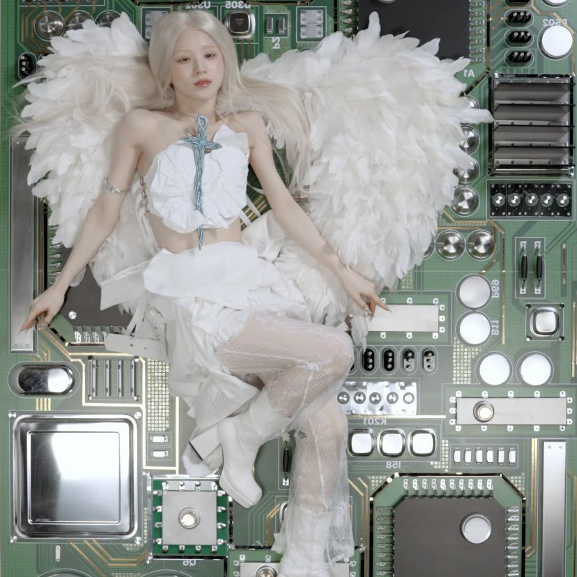 loossemblume's tweet photo. i guess that's why they call it a mother board https://t.co/3Tvbi0mJ3O
