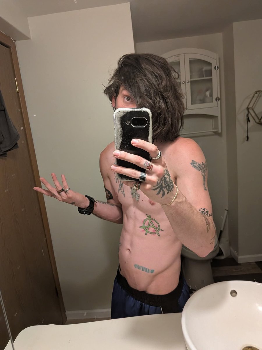 SynMusick's tweet photo. Shower with me? https://t.co/EmFpm7OhZq