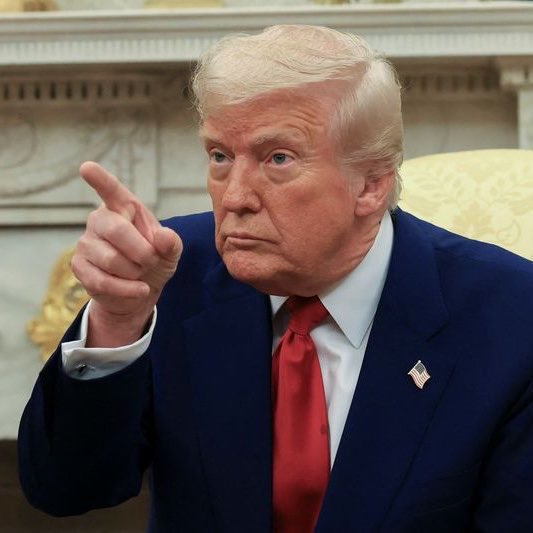 oe167eth's tweet photo. Trump Konuşuyor Çin İse Sessizce Oyunun Kurallarını Değiştiriyor.

Trump dün yine büyük laflar etti.

AI'da ve kriptoda Çin'i çok farkla geçtik dedi.

12 ayda 19,2 trilyon dolar yatırım geldiğini söyledi.

Ben bu rakama şüpheyle bakıyorum.

Beyaz Saray'ın kendi listesi bile bu kadar yüksek bir toplamı doğrulamıyor.

Bağımsız kaynaklar gerçek rakamın çok daha düşük olduğunu söylüyor.

Yani burada bir pazarlama var, saf veri değil.

Asıl önemli haber başka bir yerden geliyor.

Biliyorsunuz ki 24 Temmuz, Çin'de büyük bankalar kaldıraçlı kağıt altın işlemlerini durduğu gün.

ICBC, Postal Savings Bank, Ping An gibi devler bu işi bitiriyor.

Resmi gerekçe yatırımcıyı korumak.

Altın Ocak'ta 5.600 dolara kadar çıktı, sonra Haziran'da 4.000 doların altına düştü.

Yüzde 30'luk bir düşüş, kaldıraçlı pozisyonları eritmeye yetti.

Ama ben bu zamanlamaya inanmıyorum.

Aynı ay içinde Hong Kong'da yeni bir altın takas sistemi devreye girdi.

PMCC adında bu sistem, Yuan cinsinden fiziksel altın takasını destekliyor.

Şangay Altın Borsası ile doğrudan bağlantılı, fiziksel kasalar arasında altın transferi yapabiliyor.

İşte benim tezim burada başlıyor.

Çin, kağıt üzerinden spekülasyonu bitirirken, aynı anda fiziksel altını kendi kontrolündeki bir sisteme çekiyor.

Bu tesadüf değil tabiki, planlı bir geçiş.

Retail yatırımcı kağıt üzerinden çıkarken, kurumlar fiziksel altını Hong Kong üzerinden biriktirmeye devam edecek.

Batı'nın kağıt fiyatı ile Doğu'nun fiziksel fiyatı arasında bir makas oluşacak.

Bu makas büyüdükçe, metal doğuya akacak.

Bir gün, dünya altınının gerçek fiyatını Londra'da değil, Hong Kong'da göreceğiz.

Trump'ın trilyon dolarlık iddiaları manşetlere çıkıyor.

Ama gerçek güç kaymasi, kimsenin bakmadığı bir bankacılık duyurusunda saklı.

Siz bu tezimi nasıl buluyorsunuz, gerçekçi mi yoksa iddialı mı?

Bu paylaşım tamamen kişisel görüşümdür.