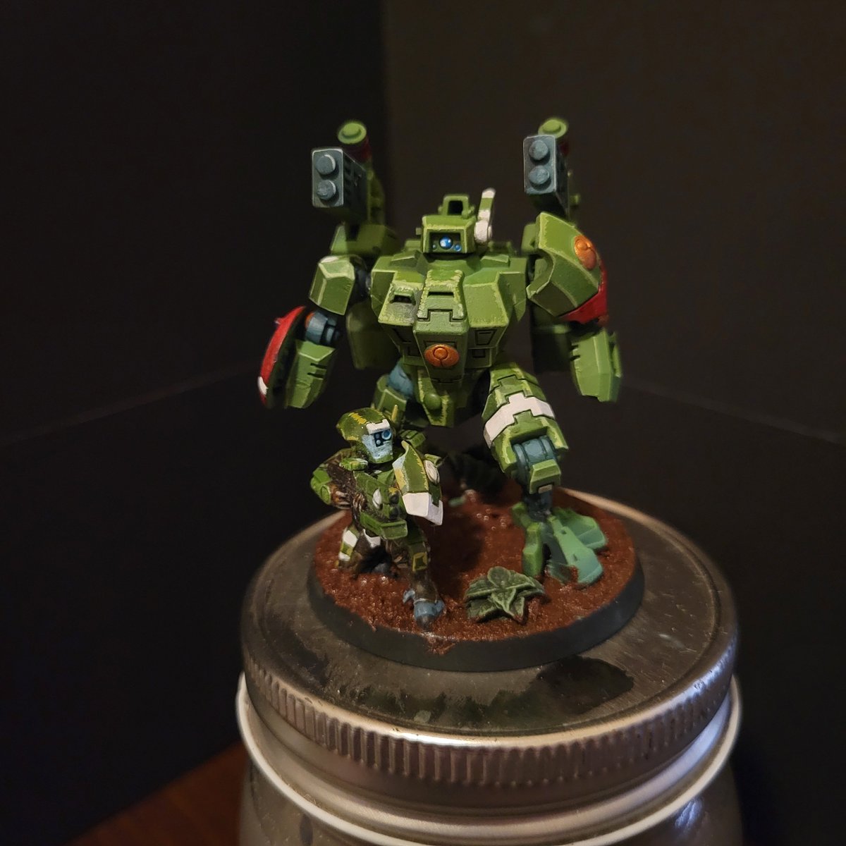 The_Spun_Yarn's tweet photo. Sunforges are finished! had an idea VERY EARLY in modeling to have Fire Warriors on the base with the Suit as a replacement for a Drone token,to help sell the togetherness the Greater Good represents

but these Fire Warriors were painted 8 months and 3 level ups ago!  oh well lol https://t.co/iZQ283HqXL
