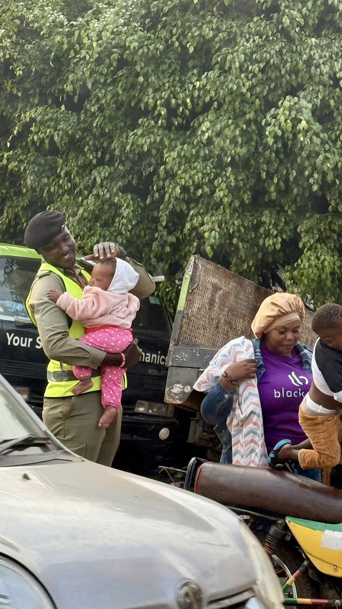 FERDINANDIUS's tweet photo. Saw this Police man helping a women cross the traffic lights at Wandegeya. It seems he loves children. Afande, receive your flowers 💐 💐 https://t.co/mtGUkH6mtV